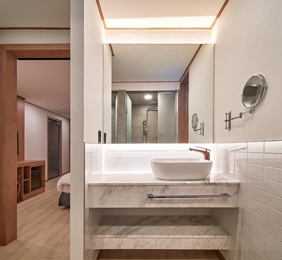 Monday Cracker Hongdae Hotel Seoul Exterior photo