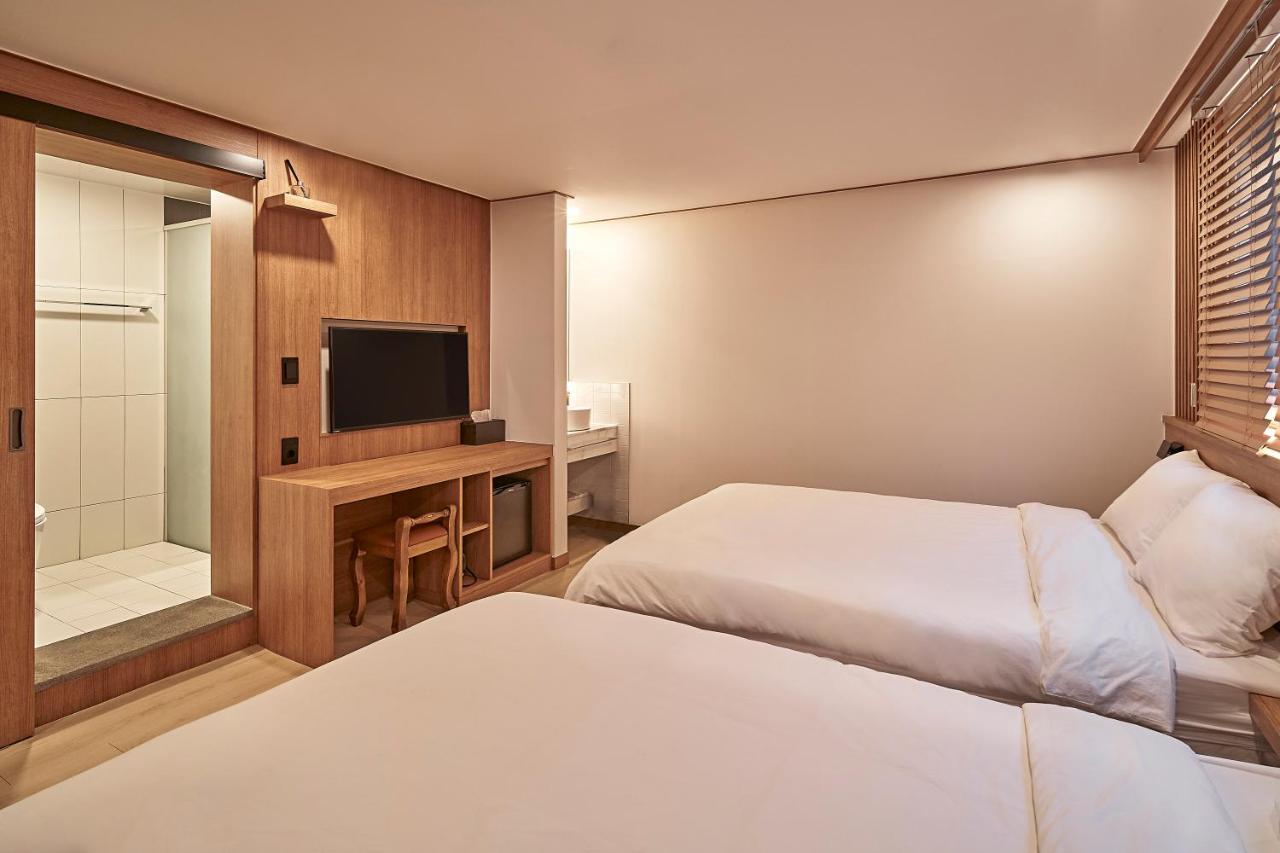 Monday Cracker Hongdae Hotel Seoul Exterior photo